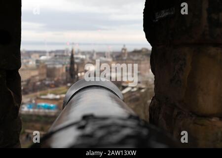 Foto di un vecchio cannone nero al castello di Edimburgo Foto Stock