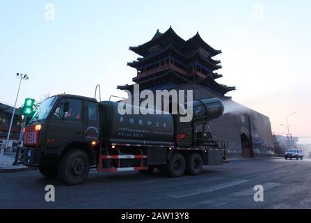 Hebei, Hebei, Cina. 6th Feb, 2020. Hebei, CHINA-A ''nebbia cannone'' veicolo spray disinfettante su strada zhonglou, distretto di Xuanhua, città di Zhangjiakou, provincia di Hebei, 5 febbraio 2020. Di Fronte all'improvviso scoppio della polmonite causata dal nuovo coronavirus, Il distretto di Xuanhua della città di Zhangjiakou ha preso varie misure per la prevenzione e il controllo. È inteso che il veicolo multi-funzione di soppressione della polvere trasporta un sistema di spruzzo che può lanciare nebbia d'acqua nell'aria, che può spruzzare nebbia d'acqua 100 metri di distanza e 60 metri di altezza. Credito: Sipa Asia/Zuma Wire/Alamy Live News Foto Stock