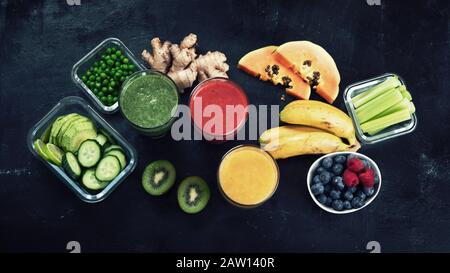 Diversi tipi di frullati su sfondo nero. Sano pulito e concetto di dieta detox. Vista dall'alto Foto Stock