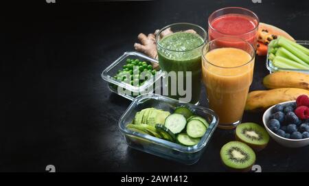 Diversi tipi di frullati su sfondo nero. Sano pulito e concetto di dieta detox. Foto Stock