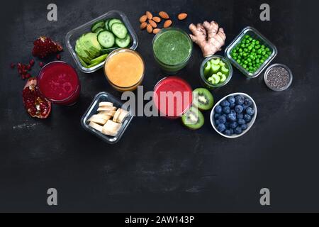 Diversi tipi di frullati su sfondo nero. Sano pulito e concetto di dieta detox. Vista dall'alto con spazio di copia Foto Stock