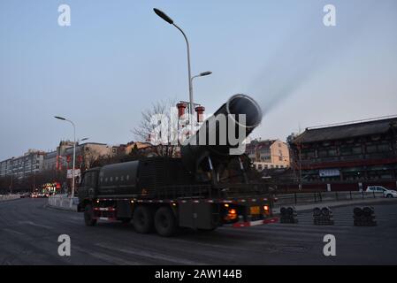 Hebei, Hebei, Cina. 6th Feb, 2020. Hebei, CHINA-A ''nebbia cannone'' veicolo spray disinfettante su strada zhonglou, distretto di Xuanhua, città di Zhangjiakou, provincia di Hebei, 5 febbraio 2020. Di Fronte all'improvviso scoppio della polmonite causata dal nuovo coronavirus, Il distretto di Xuanhua della città di Zhangjiakou ha preso varie misure per la prevenzione e il controllo. È inteso che il veicolo multi-funzione di soppressione della polvere trasporta un sistema di spruzzo che può lanciare nebbia d'acqua nell'aria, che può spruzzare nebbia d'acqua 100 metri di distanza e 60 metri di altezza. Credito: Sipa Asia/Zuma Wire/Alamy Live News Foto Stock