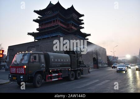 Hebei, Hebei, Cina. 6th Feb, 2020. Hebei, CHINA-A ''nebbia cannone'' veicolo spray disinfettante su strada zhonglou, distretto di Xuanhua, città di Zhangjiakou, provincia di Hebei, 5 febbraio 2020. Di Fronte all'improvviso scoppio della polmonite causata dal nuovo coronavirus, Il distretto di Xuanhua della città di Zhangjiakou ha preso varie misure per la prevenzione e il controllo. È inteso che il veicolo multi-funzione di soppressione della polvere trasporta un sistema di spruzzo che può lanciare nebbia d'acqua nell'aria, che può spruzzare nebbia d'acqua 100 metri di distanza e 60 metri di altezza. Credito: Sipa Asia/Zuma Wire/Alamy Live News Foto Stock