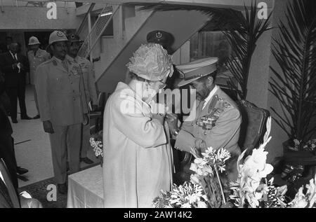 Reception presso il municipio di Addis Abeba, imperatore Haile Selassie spilla spilla con la regina Juliana Data: 27 gennaio 1969 posizione: Addis Abeba, Etiopia Parole Chiave: Brooches, imperatori, regine , ricevimenti, municipio Nome Persona: Haile Selassie, imperatore di Etiopia, Juliana (regina Olanda), Juliana, regina Foto Stock