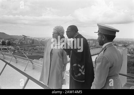 Visita di Stato della famiglia reale in Etiopia Reception presso il municipio di Addis Abeba; Regina Juliana, sindaco Kentiba Zande Gebre Hiwot e Haile Selassie sul tetto Hall Data: 27 gennaio 1969 posizione: Addis Abeba, Etiopia Parole Chiave: Entrate, sindaci, regine, municipio Nome Persona: Haile Selassie, Imperatore D'Etiopia, Hiwot, Kentiba Zande Gebre, Juliana (Regina Olanda), Juliana, Regina Foto Stock