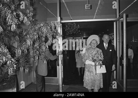 Regina Juliana alla celebrazione del centenario della Royal Dutch Society for Horticulture and Botany Ricevimento della Regina Juliana alla Floriade Data: 17 maggio 1972 luogo: Amsterdam, Olanda del Nord Parole Chiave: Fiori, anniversari, regine, mostre, orticoltura Nome Persona: Juliana, regina Foto Stock