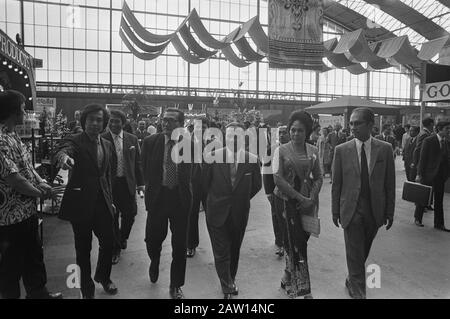 Apertura del Pasar Malam nel 1972 nell'edificio RAI di Amsterdam Accoglienza dell'ambasciatore indonesiano H. Alamsjah (m) Data: 1 giugno 1972 luogo: Amsterdam, Noord-Holland Parole Chiave: Bazar, diplomatici, mercati, porti, istituzioni popolari Nome: Pasar Malam, RAI Foto Stock