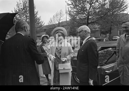 Regina Juliana alla celebrazione del centenario della Royal Dutch Society for Horticulture and Botany Ricevimento della Regina Juliana e Sindaco Ivo Samkalden a Floriade Data: 17 maggio 1972 Ubicazione: Amsterdam, Noord-Holland Parole Chiave: Sindaci, anniversari, regine, mostre Nome Persona: Juliana (Regina Olanda) Samkalden, Ivo Foto Stock