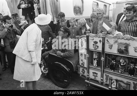 Queen Juliana visita un centro caravan regionale a Utrecht Queen Juliana parlare con il produttore di organi in miniatura Data: 24 giugno 1969 posizione: Utrecht (prov) Parole Chiave: Visita, organi, regine, miniature, parchi caravan Nome Persona: Juliana (regina Olanda), Juliana, regina Foto Stock