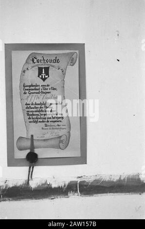 Due anni sotto le armi. Certificato presentato al General-Dürst Britt. Partite a Bandung [documento presentato al 1st Division Commander Major General 7 December H.J.W. Dürst Britt dai coscritti dei quartieri del personale della divisione, dopo il relè di Bandung, in occasione della commemorazione del soggiorno di due anni nelle forze armate Data: 5 maggio 1948 luogo: Bandung, Indonesia, Indie orientali olandesi Foto Stock