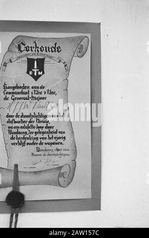 Due anni sotto le armi. Certificato presentato al General-Dürst Britt. Partite a Bandung [documento presentato al 1st Division Commander Major General 7 December H.J.W. Dürst Britt dai coscritti dei quartieri del personale della divisione, dopo il relè di Bandung, in occasione della commemorazione del soggiorno di due anni nelle forze armate Data: 5 maggio 1948 luogo: Bandung, Indonesia, Indie orientali olandesi Foto Stock