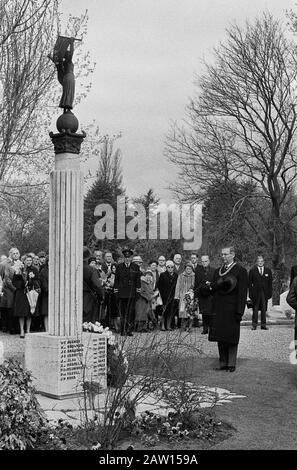 Guerra caduta commemorata su Oosterbegraafplaats. Sindaco Van Hall ha posto un giuramento Data: 4 maggio 1963 Parole Chiave: Sindaci, commemorazioni, deposizione di wreaths Persona Nome: Hall, Gijs van Institution Nome: Eastern Cemetery Foto Stock
