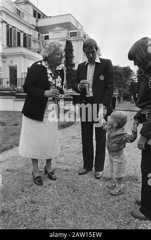 La regina Juliana riceve il calcio olandese al Soestdijk Palace Queen Juliana in conversazione con Johan Neeskens, moglie e bambino Data: 27 giugno 1978 luogo: Soestdijk Utrecht Parole Chiave: Squadre, regine, sport di reddito, nome Della Persona di calcio: Juliana (regina Olanda), Neeskens, Johan Foto Stock