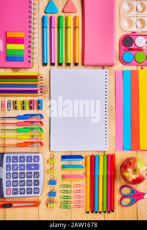 Gruppo di forniture scolastiche e notebook sul tavolo di legno Foto Stock