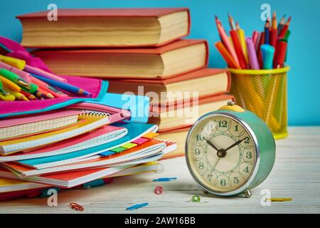 La composizione è costituita da una cancelleria scuola a colori Foto Stock