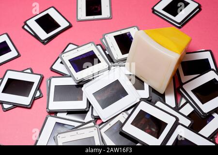 Diapositive e slide viewer su una tabella di colore rosa. Foto Stock