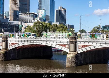 Tram di Melbourne sul ponte Princes sul fiume yarra nel centro di Melbourne, Victoria, Australia Foto Stock