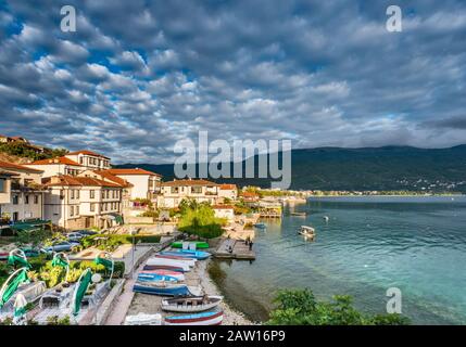 Centro storico sul Lago di Ohrid, vista da Villa Lucija, a Ohrid, Patrimonio dell'Umanità dell'UNESCO, Macedonia del Nord Foto Stock