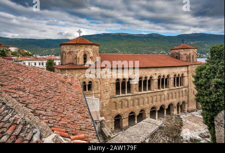 Cortile posteriore presso la chiesa di Santa Sofia (Sveta Sofija), la chiesa ortodossa macedone a Ohrid, patrimonio dell'umanità dell'UNESCO, Macedonia del Nord Foto Stock