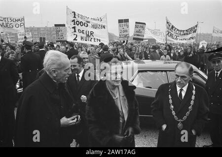 La regina Juliana apre la nuova contea di Brabante Nord a Den Bosch la regina Juliana è arrivata alla Casa della Provincia. Oltre al suo sindaco dietro i suoi manifestanti Data: 12 novembre 1971 Località: Den Bosch, Noord-Brabant Parole Chiave: Sindaci, manifestanti, regine Nome Persona: Juliana, regina Foto Stock