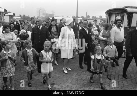 Queen Juliana visita un centro caravan regionale a Utrecht la regina Juliana è stata circondata durante la visita dai bambini Data: 24 giugno 1969 posizione: Utrecht (prov) Parole Chiave: Visita, bambini, regine, parchi caravan Nome Persona: Juliana (regina Olanda), Juliana, regina Foto Stock