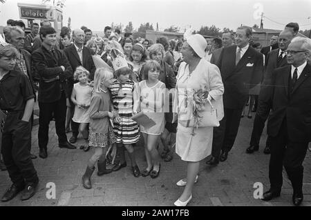 Queen Juliana visita un centro caravan regionale a Utrecht la regina Juliana è stata circondata durante la visita dai bambini Data: 24 giugno 1969 posizione: Utrecht (prov) Parole Chiave: Visita, bambini, regine, parchi caravan Nome Persona: Juliana (regina Olanda), Juliana, regina Foto Stock