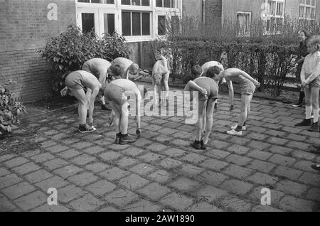 Foglio attività orientamento Annotazione: Solo in cortometraggi che fanno esercizi di ginnastica in un cortile. Ubicazione Amsterdam ?. Direzione, mensile per l'educazione fisica e lo sport Data: 12 aprile 1967 Foto Stock