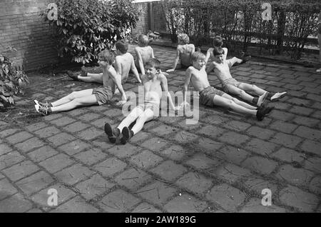 Foglio attività Orientation Annotation: Ragazzi in pantaloncini seduti in cerchio su un parco giochi della scuola. Location: Italy? Direzione, mensile per l'educazione fisica e lo sport Data: 12 aprile 1967 Foto Stock