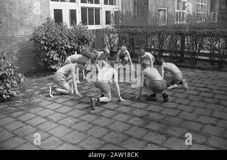 Scheda attività orientamento Annotazione: I ragazzi in corto si accovacciano in un cerchio in un cortile. Location: Italy? Direzione, mensile per l'educazione fisica e lo sport Data: 12 aprile 1967 Foto Stock