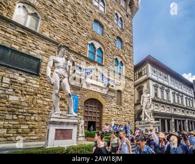 Replica della Statua del David di Michelangelo di fronte a Palazzo Vecchio in Piazza della Signoria, Firenze, Toscana, Italia Foto Stock