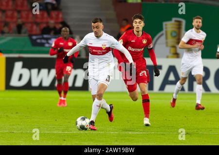 Leverkusen, Germania, 05.02.2020, Dfb Cup, Bayer 04 Leverkusen - Vfb Stuttgart, Philipp Foerster (Vfb), Kai Havertz (B04) (Foto: Juergen Schwarz) Foto Stock