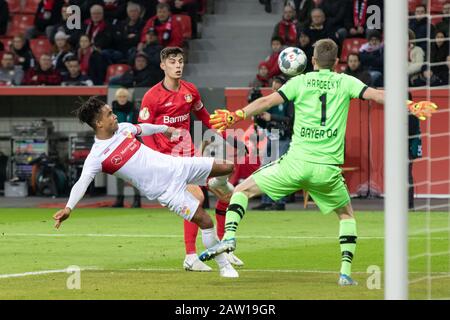 Leverkusen, Germania, 05.02.2020, DFB Cup, Bayer 04 Leverkusen - VFB Stuttgart, Daniel Didavi (VfB), Kai Havertz (B04), Torwart Lukas Hradecky (B04) Foto Stock