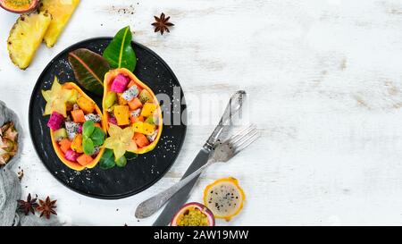 Papaia. Insalata Di Frutta Tropicale. Vista dall'alto. Spazio libero per il testo. Foto Stock