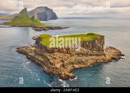 Isole Faerøer spettacolare costa visto da un elicottero. Area di funzionario ministeriale Foto Stock