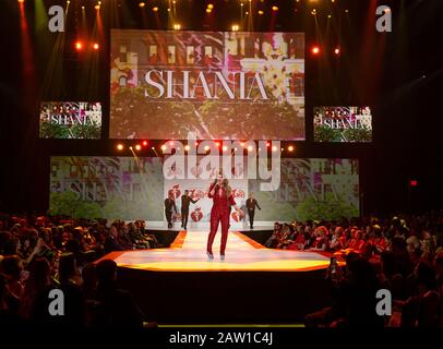 New York, Stati Uniti. 05th Feb, 2020. Shania Twain Vestito Da Naeem Khan Si Esibisce Durante L'American Heart Association'S Go Red For Women Red Dress Collection 2020 Alla Hammerstein Ballroom (Photo By Lev Radin/Pacific Press) Credit: Pacific Press Agency/Alamy Live News Foto Stock