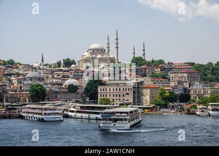 Istambul, Turchia – 07.13.2019. Vista panoramica del porto per gite sul Bosforo con imbarcazioni da diporto a Istambul in una giornata estiva Foto Stock