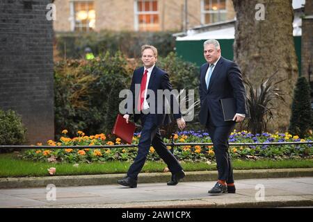 Il segretario di Stato per i trasporti Grant Shapps (a sinistra) e il ministro della sicurezza Brandon Lewis arrivano per una riunione del gabinetto al 10 Downing Street di Londra. Foto Stock