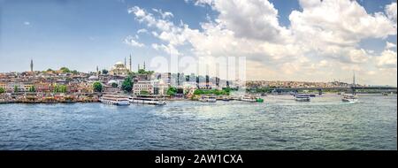 Istambul, Turchia – 07.13.2019. Vista panoramica del porto per gite sul Bosforo con imbarcazioni da diporto a Istambul in una giornata estiva Foto Stock