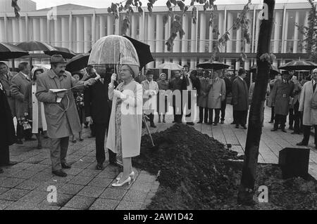 Regina Juliana alla celebrazione del centenario della Royal Dutch Society for Horticulture and Botany Queen Juliana dopo la piantatura di una calce regale sulla Floriade Data: 17 maggio 1972 luogo: Amsterdam, Noord-Holland Parole Chiave: Anniversari, regine, linden, mostre, orticoltura Nome Persona: Juliana, queen Institution Nome: Floriade Foto Stock