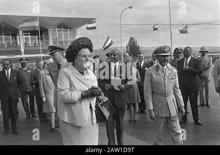 Queen Juliana addio all'imperatore Haile Selassie all'aeroporto di Addis Abeba Data: 5 febbraio 1969 luogo: Addis Abeba, Etiopia Parole Chiave: Addio, regine, aeroporti Nome Persona: Haile Selassie, imperatore di Etiopia, Juliana, regina Foto Stock
