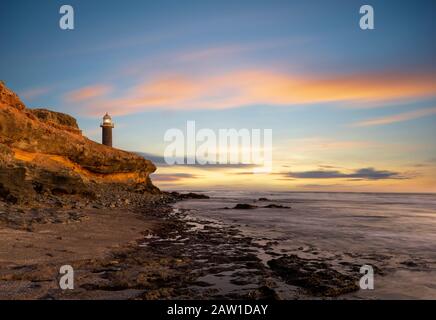 Bellissimo tramonto sulle scogliere di Faro de Jandia a Fuerteventura Foto Stock