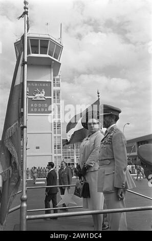 Queen Juliana addio all'imperatore Haile Selassie all'aeroporto di Addis Abeba Data: 5 febbraio 1969 luogo: Addis Abeba, Etiopia Parole Chiave: Addio, regine, aeroporti Nome Persona: Haile Selassie, imperatore di Etiopia, Juliana, regina Foto Stock