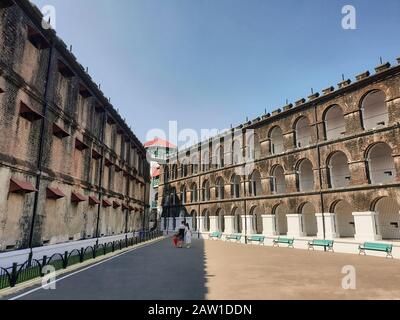 Una coppia cammina in prigione per Port Blair Gaol, Andaman e Nicobar Islands, India. Foto Stock