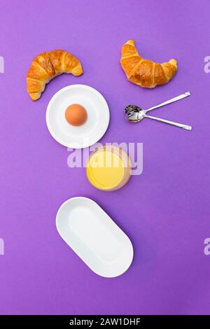 Divertente concetto di colazione con astratto felice sorriso volto umano fatto di elementi per la colazione su sfondo viola Foto Stock