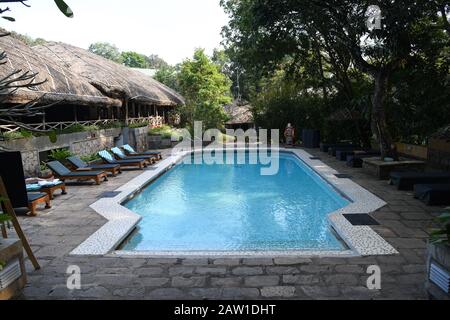 La piscina, Spice Village (CGH terra hotel), un villaggio tribale situato in un giardino di spezie negli altopiani fresco di Periyar a Thekkady, Kerala, India Foto Stock