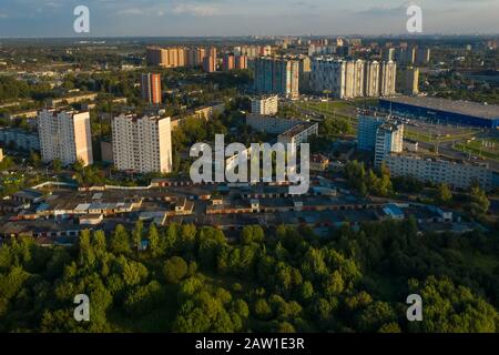Lobnya, REGIONE DI MOSCA - 31 AGOSTO 2019: Veduta aerea degli edifici residenziali della città di Lobnya. Tarda serata estiva luminosa Foto Stock