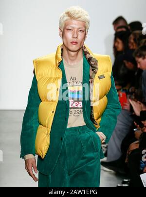 New York, NY - 05 febbraio 2020: Un modello cammina la pista alla sfilata Todd Snyder Autunno Inverno 2020 durante la settimana della moda di New York Foto Stock