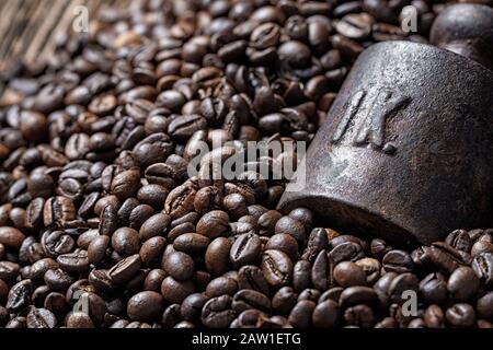 Un chilogrammo di peso in grappolo di chicchi di caffè tostati Foto Stock