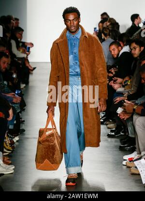 New York, NY - 05 febbraio 2020: Un modello cammina la pista alla sfilata Todd Snyder Autunno Inverno 2020 durante la settimana della moda di New York Foto Stock