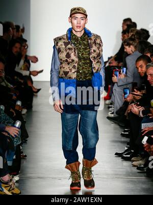 New York, NY - 05 febbraio 2020: Un modello cammina la pista alla sfilata Todd Snyder Autunno Inverno 2020 durante la settimana della moda di New York Foto Stock